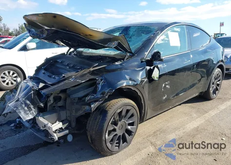 2023 Tesla Model Y Awd/Long Range Dual Motor All-Wheel Drive z USA, uszkodzony, nr VIN 7SAYGDEE8PF620748